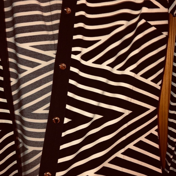 Women’s Black & White Top By Cache Size Small - Picture 3 of 5